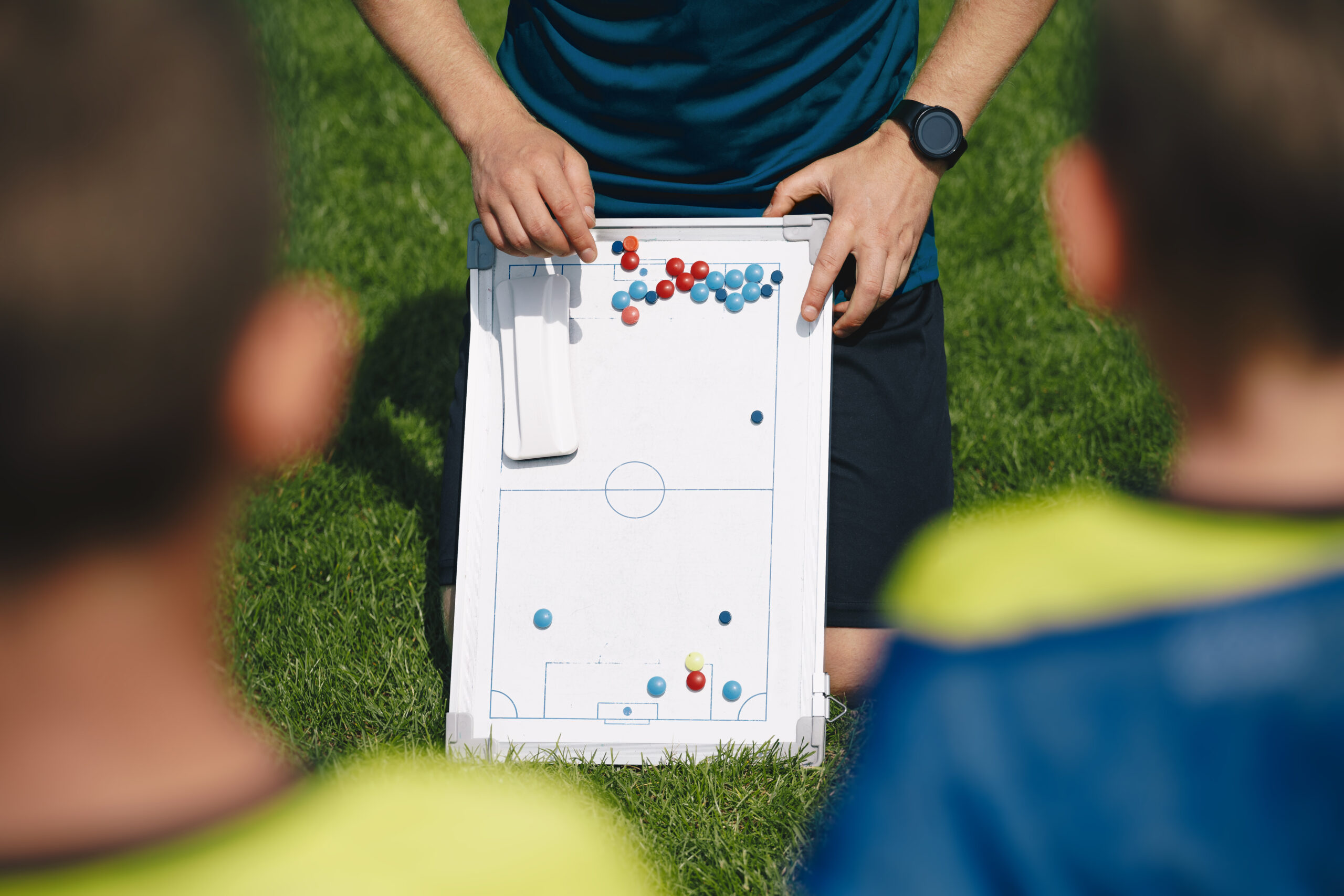 Una imagen de un tablero de fútbol con tácticas y posiciones de jugadores en preparación.